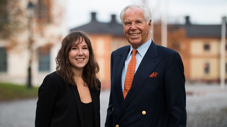 Årets Uppsalastudent Emma Tysk och Anders Wall i klassisk Uppsala-miljö. (Foto: David Naylor)