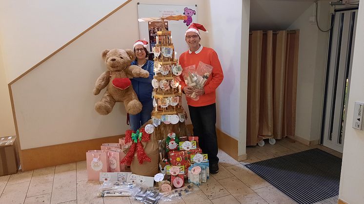 Manuel Gottwald Hausleiter von Sconto SB präsentiert Kerstin Satdler die vielen erfülltem Wünsche im Kinderhospiz Bärenherz