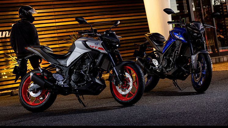 「MT-25 ABS」マットライトグレー（左） ブルー（右）