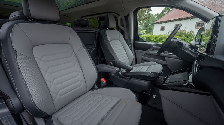 Ford E-Tourneo Custom_Titanium_X (11).jpg