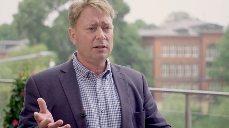 Genom att renovera Sverige så kan vi minska och effektoptimera energianvändningen och dessutom frigöra energi som kan användas till andra sektorer säger Mats Björs vd Swedisol.