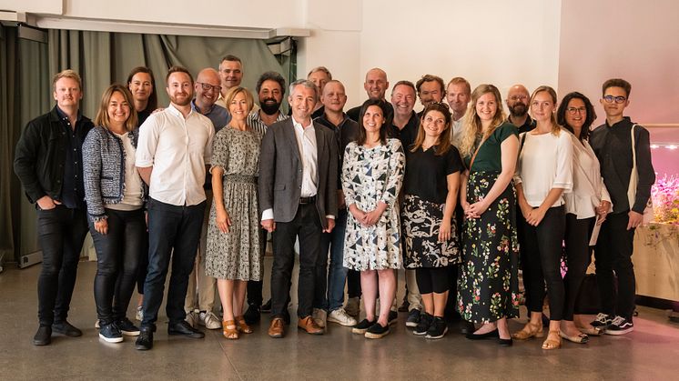 Representanter for de 11 organisasjonene som får støtte var samlet til en overrekkelse i Nobels Fredssenter torsdag 27. juni. Fredssenteret er en  av de som nå får støtte til å styrke unges deltakelse i demokratiet. (Foto: Terje Skåre)