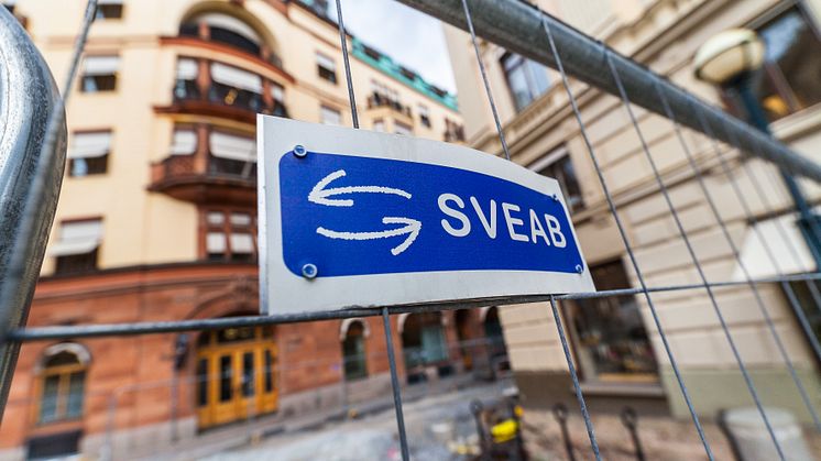 SVEAB Anläggning monterar pollare vid Wahrendorffsgatan