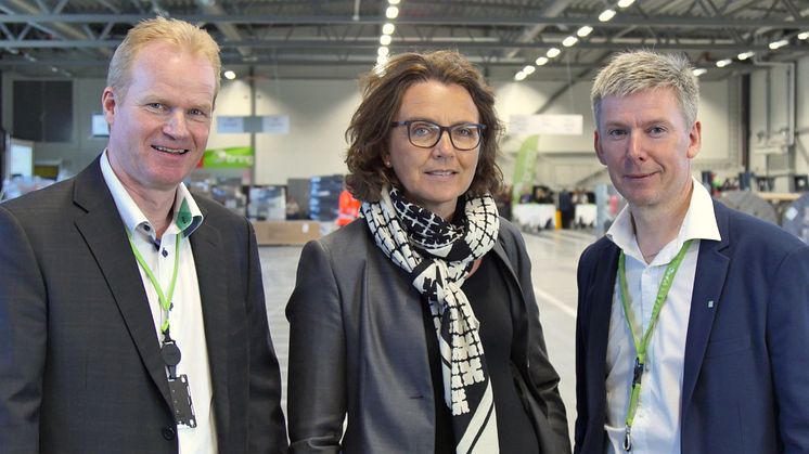 Konsernsjef Tone Wille i Posten Norge stod for den offisielle åpningen av logistikksenteret. Her flankeres hun av regiondirektør Per Ivar Tiller (til venstre) og distriktssjef Karl Henrik Karlsen.