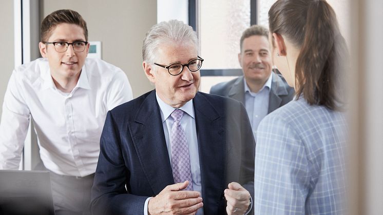 Entscheidende Faktoren für den Unternehmenserfolg sind für Michael Pfeiffer (m.) nicht allein die Technologie, sondern auch die Unternehmenskultur. 