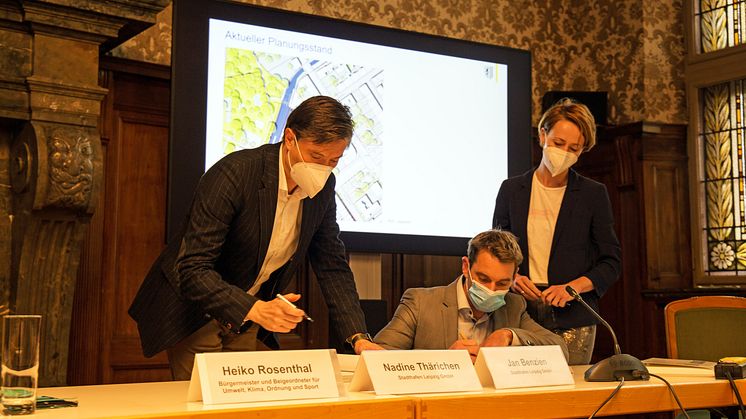 Heiko Rosenthal, Jan Benzien und Nadine Thärichen unterzeichneten den Konzessionsvertrag für den Stadthafen Leipzig - Foto: Karolin Kelm