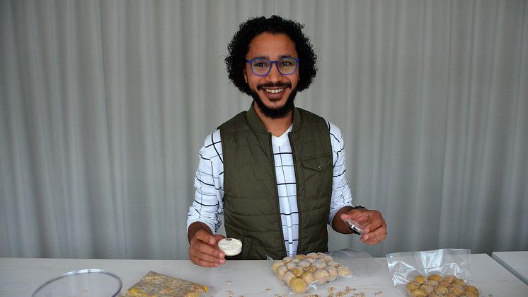 Eslam Salah undersöker hur proteinet från lupinbönan fungerar när han utvecklar sina produkter.