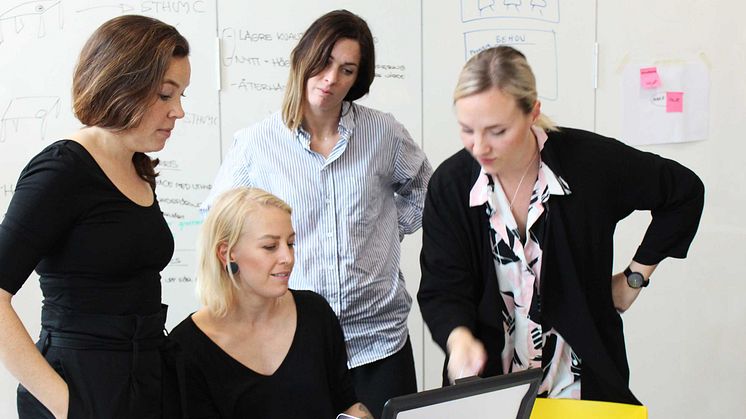 Det vinnande teamet på Re:ivent & Re:make i Malmö, i fullt gång med sitt förslag "Re-Markable".