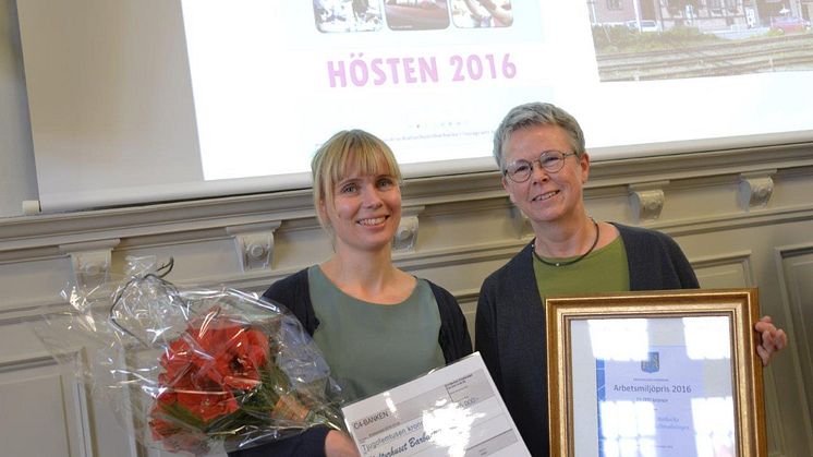 Helena Magnusson, kultursamordnare, och Lina Campbell, enhetschef, tar emot priset för Kulturhuset Barbackas räkning. 