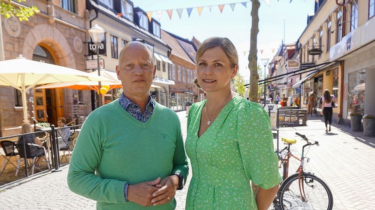 Kristianstad har genom åren marknadsförts som ”Spirit of food” och ”den orangea staden”, eller med hjälp av särskilda färger och logotyper. Nu beskriver Lisa Källström och Per Siljeklint kommunens marknadsföringsresa i en artikel i en internationell