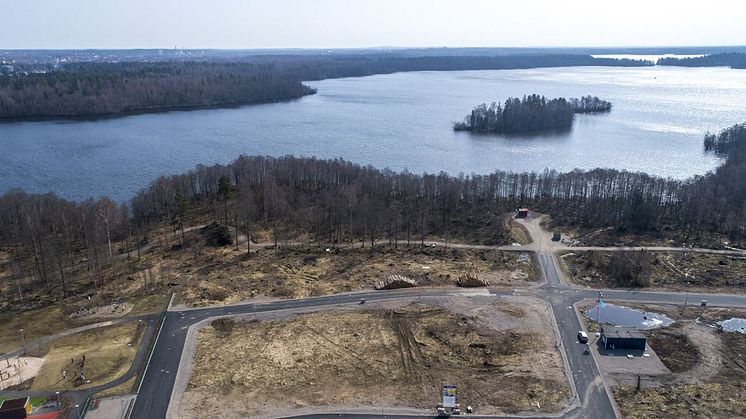 Brf Elins Trädgårdar och Brf Ebbas Trädgårdar blir vackert beläget vid Norra Bergundasjön