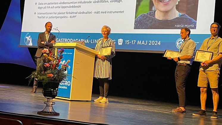Fyra personer på en scen.