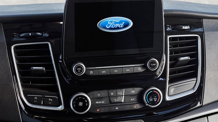 2017_Ford_TourneoCustom_20
