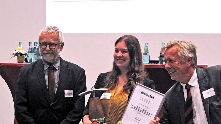 Henrike Fabienke gemeinsam mit dem Geschäftsführer der Flugplatzgesellschaft Schönhagen, Dr.-Ing. Klaus Jürgen Schwahn (l.) und dem Vorstandsvorsitzenden der Otto-Lilienthal-Stiftung, Prof. Dr. Andreas Timmermann.