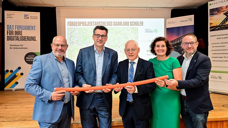 Abschlussfeier in Albert-Schweitzer-Schule in Spiesen-Elversberg (v.l.): Stephan Thul (eGo-Saar), CEO von Deutsche Glasfaser Andreas Pfisterer, Wirtschaftsminister Jürgen Barke, Anja Genetsch (DG) und Sören Meng, Landrat Neunkirchen. (DG)