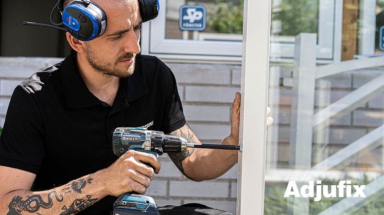 Ur installationsvideon: Arthurssons bygg visar hur en karm monteras med Adjufix originalsystem