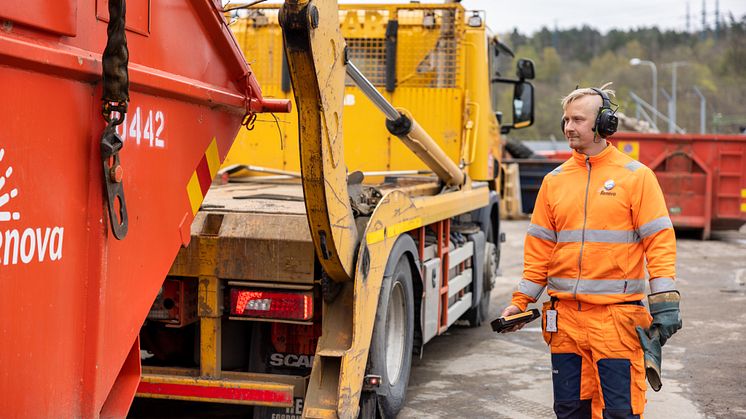Kristian har hämtat en container med ris och ska tömma den på Renovas anläggning i Marieholm. Riset komposteras och blir jordförbättringsmedel eller grunden i olika jordar som Renova säljer. Foto: Robert Lipic