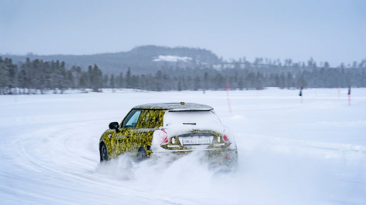 Næste generation af den elektriske MINI 3-dørs testes på sne og is i Lapland i Nordsverige