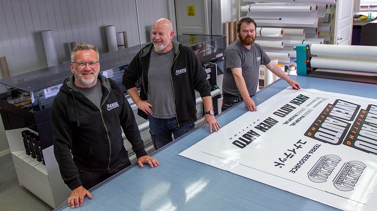 Kruser videre i god fart. Trond Sagen, Jarle Sørensen og Kato Vårdal er storfornøyd med bedriftens nye printer.