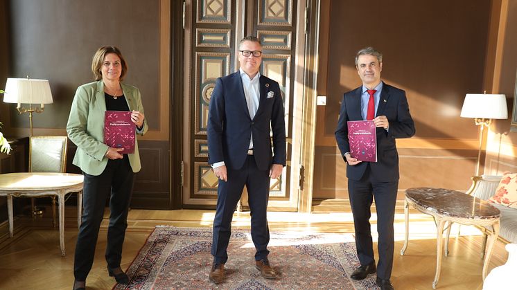 Henrik Julin, vd Orkla Foods Sverige och ordförande för DLF, lämnar över dagligvaruindustrins färdplan