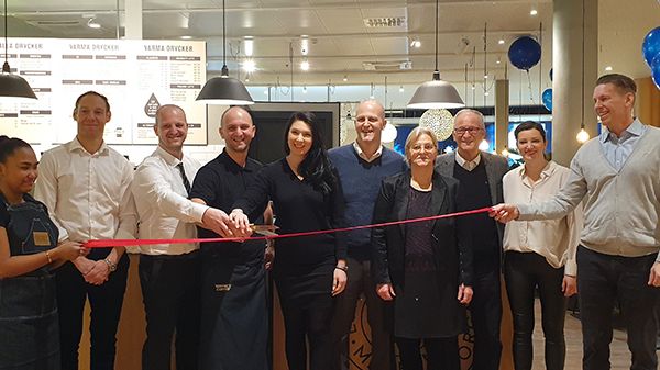 Franchisetagare Uzay Haskan med personal, vid öppning av Waynes i Malmö