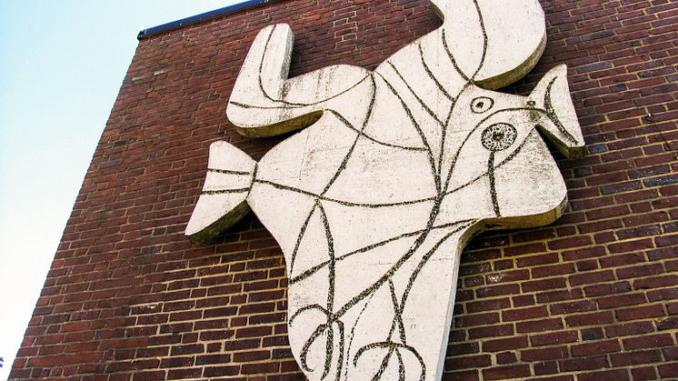 Reliefen Fågelfisk av Picasso på Närlunda i Helsingborg. Foto: Jonas Linné, Helsingborgshem.