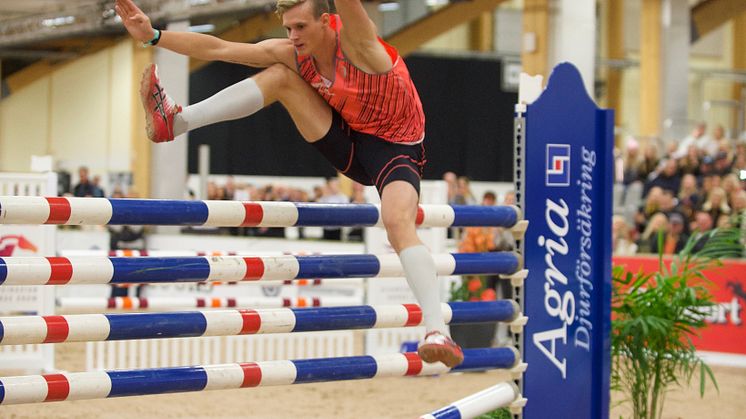 Höjdhopparen Andreas Carlsson utmanar hästarna i SIX BAR