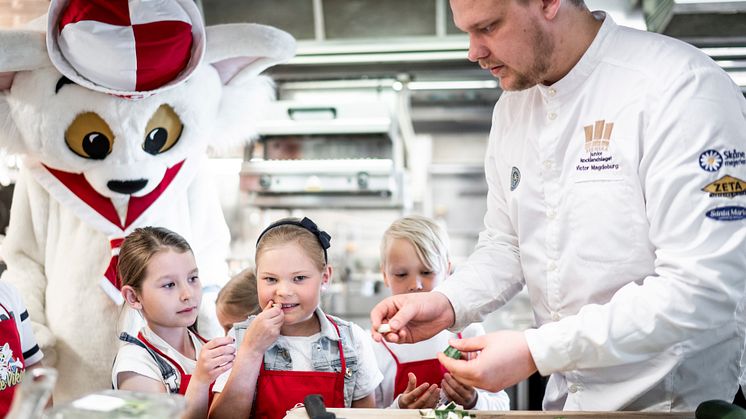 Victor Magdeburg, Svenska Juniorkocklandslaget tillsammans med barnkockar och Ville Viking