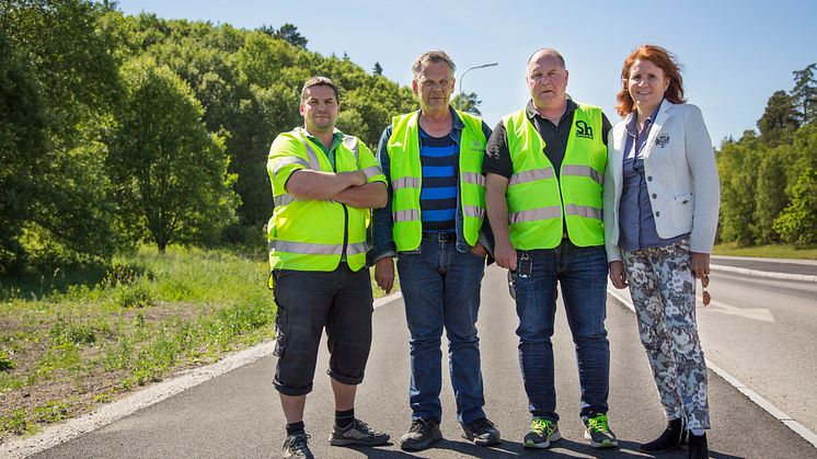 Jojje Eklöf, Torbjörn Isaksson, Urban Hedengren och Irene Lindbäck på den nya cykelvägen i Upplands Väsby