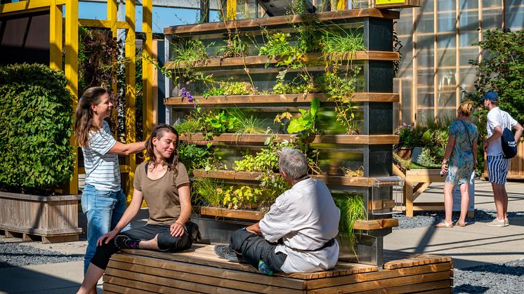 Zukunft der Stadtmöblierung: ﻿﻿MobiGa's vertikale Gärten setzen neue Maßstäbe in Urbanität und Ökologie