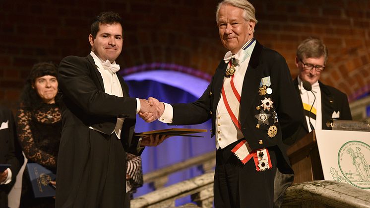 Maycon Vinborg mottar stipendiet av riksmarskalk Svante Lindquist. 
