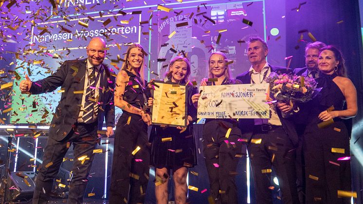 BESTE AV DE BESTE: F.v. Thorbjørn Unneberg (NT), Kajsa Moen, Maja Granberg, Mina Fjeldberg, John Arne Johanesen, Ole Håvard Haugen (NT) og Grethe Myrseth (Distriktssjef Reitan Servicehandel). Foto: Norsk Tipping