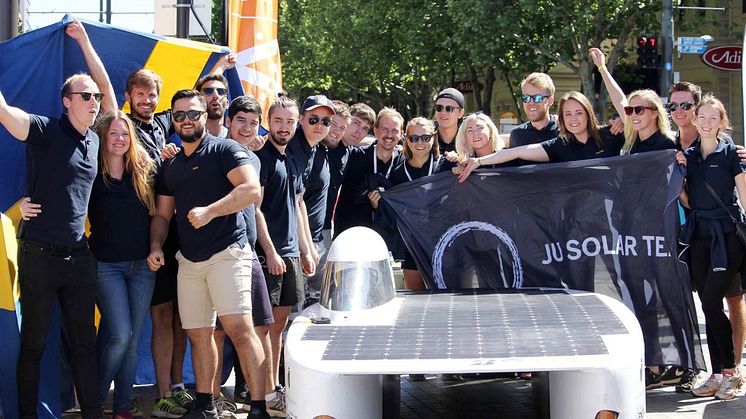 Hela laget tillsammans med solbilen Solveig efter målgången i Adeleide. Foto: JU Solar Team