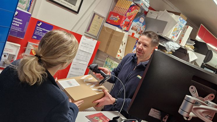 Kjetil Klovning, butikksjef på Joker Utsira, driver det utleveringsstedet i Norge hvor innbyggerne er raskest med å hente pakker. Mange av landets utleveringssteder opplever nå store volum med pakker som venter på å bli hentet