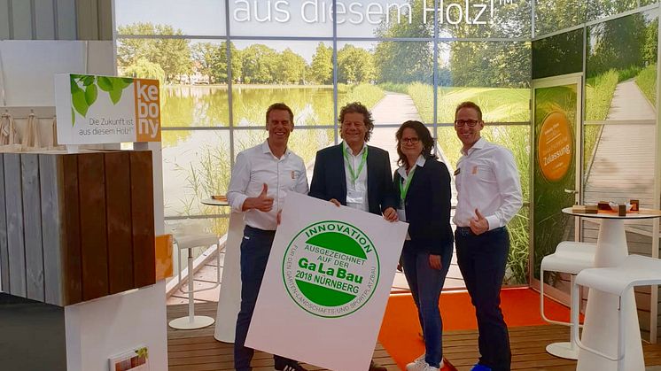 1. Messetag und schon prämiert: Irene Schleifer und Dr. Michael Henze vom BGL überreichen die Medaille an Marcell Bernhardt (r.) und Stephan Kipping  (l.)