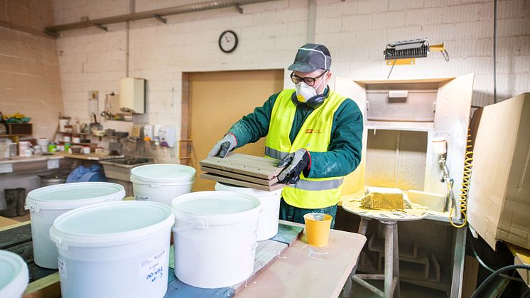 Gullesen prøver ut ulike glasurar på Wienerberger si teglsteinsfabrikk i Sveits