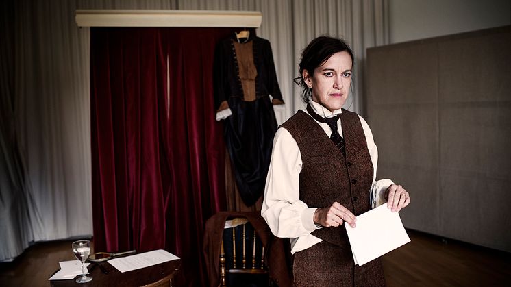 Cecilia Lindqvist i rollen som Victoria Benedictsson/Ernst Ahlgren i monologen Ni kan kalla mig Ernst.