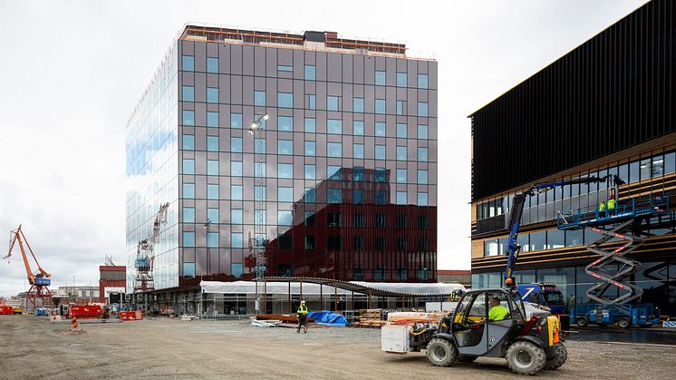 Den nya byggnaden ligger på Uni3s campus, centralt belägen med goda kommunikationer och med utsikt mot nya Hisingsbron och centrala Göteborg.