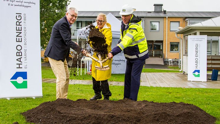 Idag sattes spaden i marken för den nya generationen av Allmännyttans kombohus. Först ut är Habo Bostäder som tillsammans med JSB Construction AB bygger huset Bo Punkt i fem våningar. Foto: Marcus Vilson