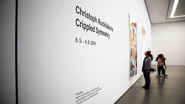 Blick in die Ausstellung "Crippled Symmetry" 