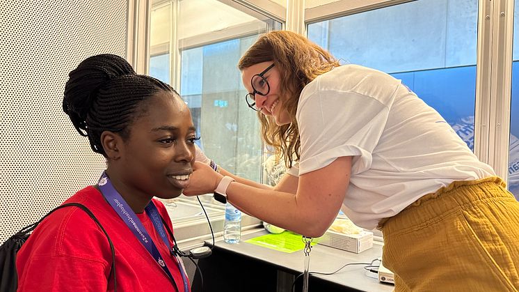 „Hier dabei zu sein, war ein tolles Erlebnis“ – Hörakustikerin Carmen Armbruster, Account Managerin Acousticians, überprüft das Gehör einer Teilnehmerin aus Mosambik (Foto: Cochlear Ltd.)