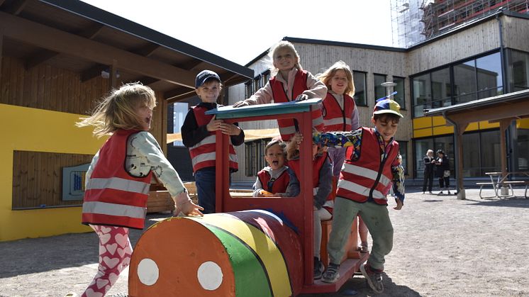 Bästa med nya utemiljön är helt klart lådbilsloket enligt förskolebarnen