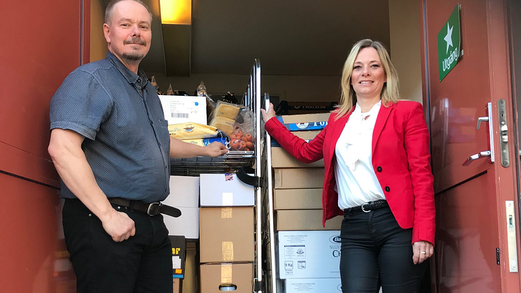 Martin Ahlstrand på Submans Catering Göteborg AB och Marianne Wadefalk, marknadsområdeschef på Riksbyggens fastighetsförvaltning i Göteborg.
