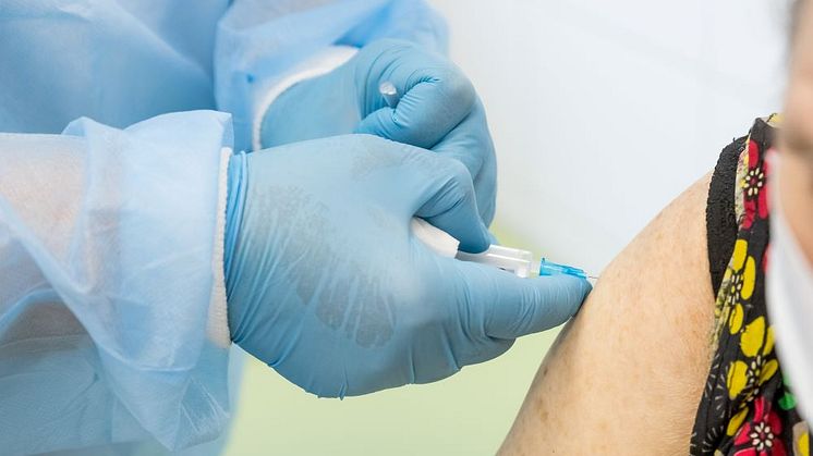 Nu börjar höstens vaccinationer mot covid-19 i Dalarna. De som fyller 80 år i år eller är äldre kommer att kunna boka tid för en ytterligare påfyllnadsdos, en dos fem, från och med den 24 augusti.