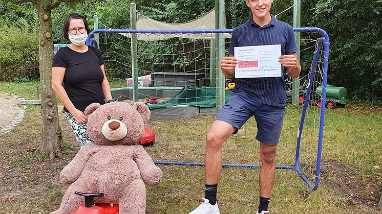 Kerstin Stadler vom Kinderhospiz nahm die Spende von Marius Pischer am 18. August im Garten des Kinderhospizes entgegen.