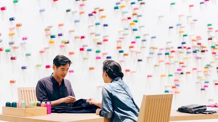 Lee Mingwei, The Mending Project (2009). Photo Courtesy of Mori Art Museum, photo by Yoshitsugu Fuminari.