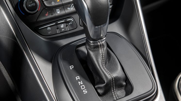 2016Kuga_Vignale_Milano_Grigio_053