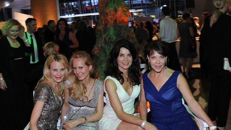 Sonja Kiefer, Nadja zu Schaumburg-Lippe, Nicola Tiggeler und Janina Hartwig auf dem Promi-Bankerl beim Felix Burda Award 2016 