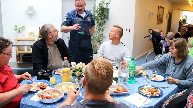 Dialog om maden ved bordene 