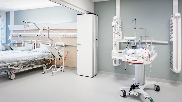 De nya lokalerna på neonatalavdelningen på Helsingborgs lasarett är större, ljusare och byggda för vård i enpatient/familjerum, vilket sätter patient och familj i fokus och minskar risken för infektionsspridning.